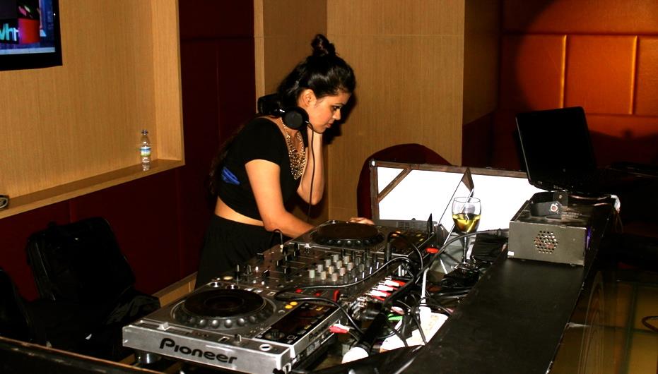 female disco jockey dubai