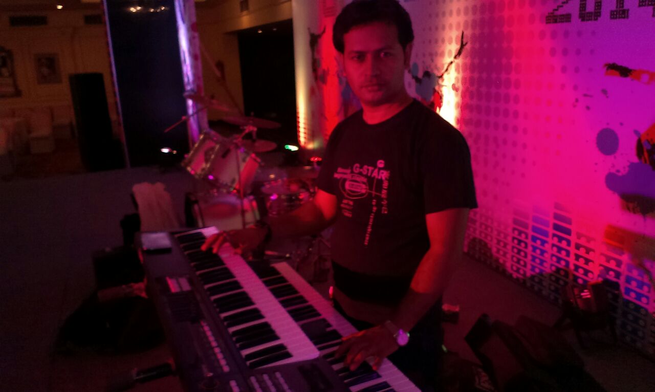 male keyboard player dubai