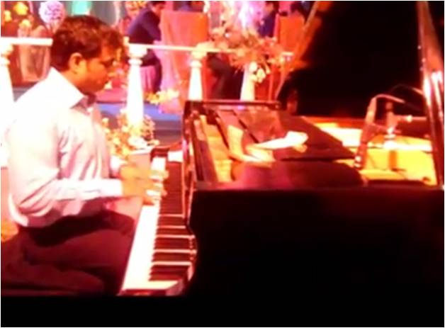 male piano player dubai