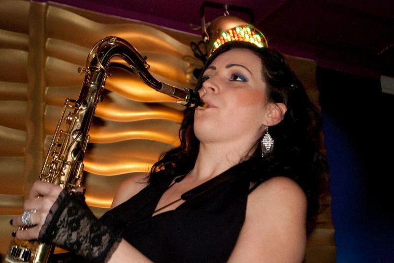 female saxophone player dubai