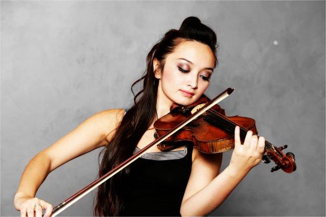 female violin player dubai